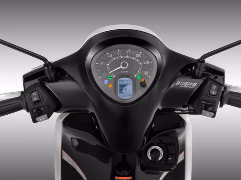 Janus 125 thiết kế đồng hồ tối giản. Ảnh: Yamaha