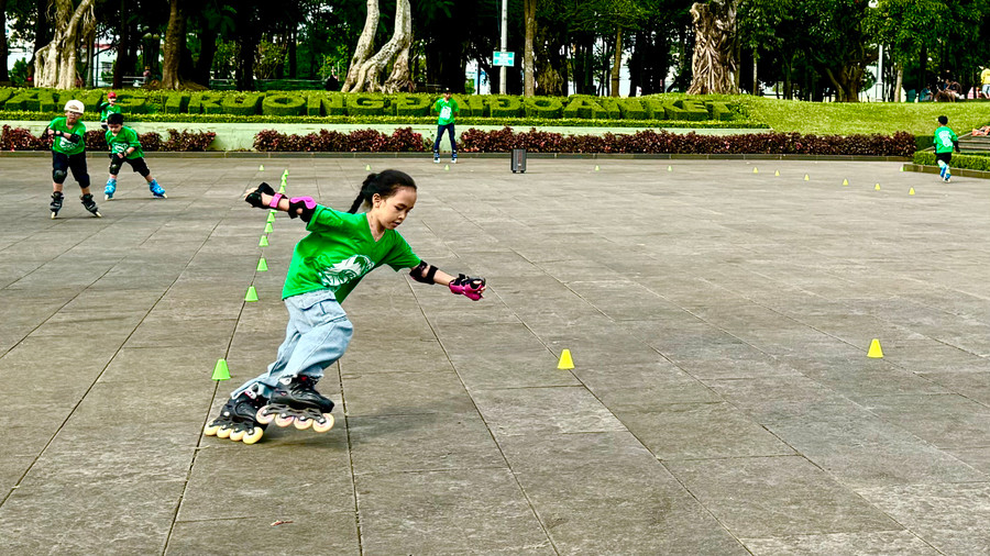 Các em nhỏ hào hứng thi triển khả năng trượt Patin. Ảnh: Thảo Nhi Các em nhỏ hào hứng thi triển khả năng trượt Patin. Ảnh: Thảo Nhi