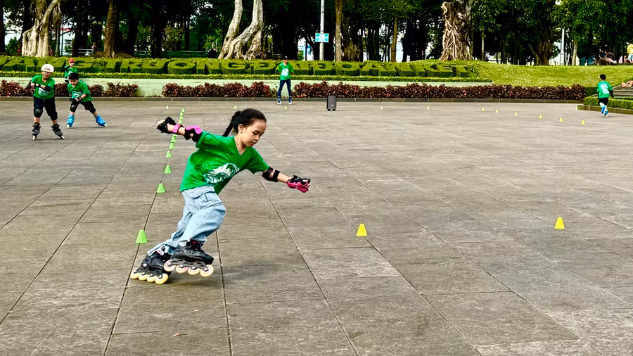 Các em nhỏ hào hứng thi triển khả năng trượt Patin. Ảnh: Thảo Nhi