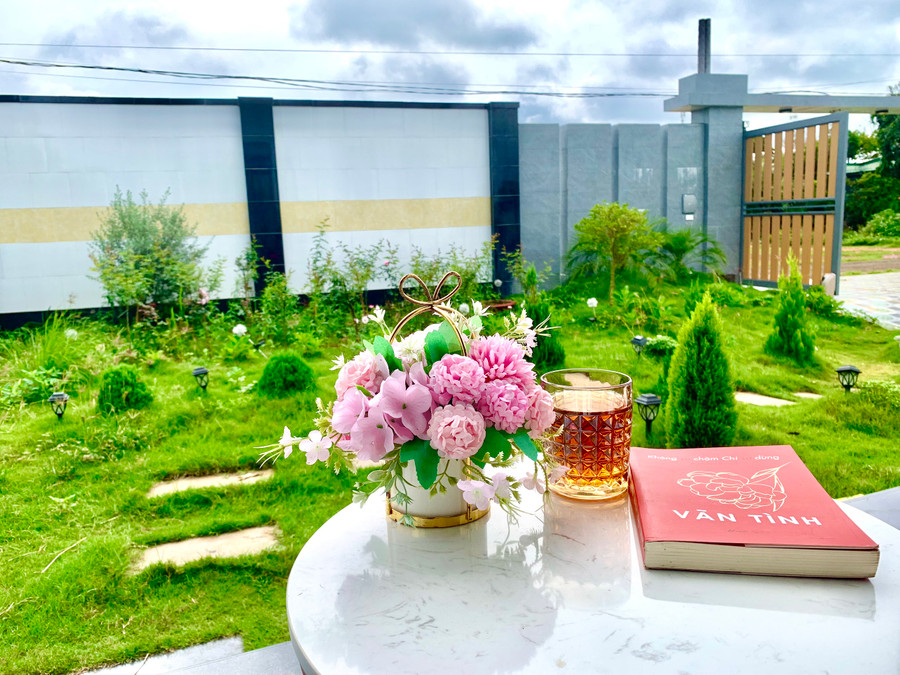 Quang cảnh sân vườn cỏ xanh mát Ảnh: Hữu Anh