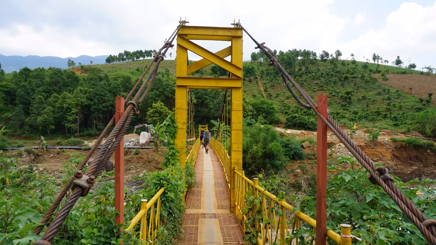 Cầu treo bắc qua suối. Ảnh: Thảo Nhi