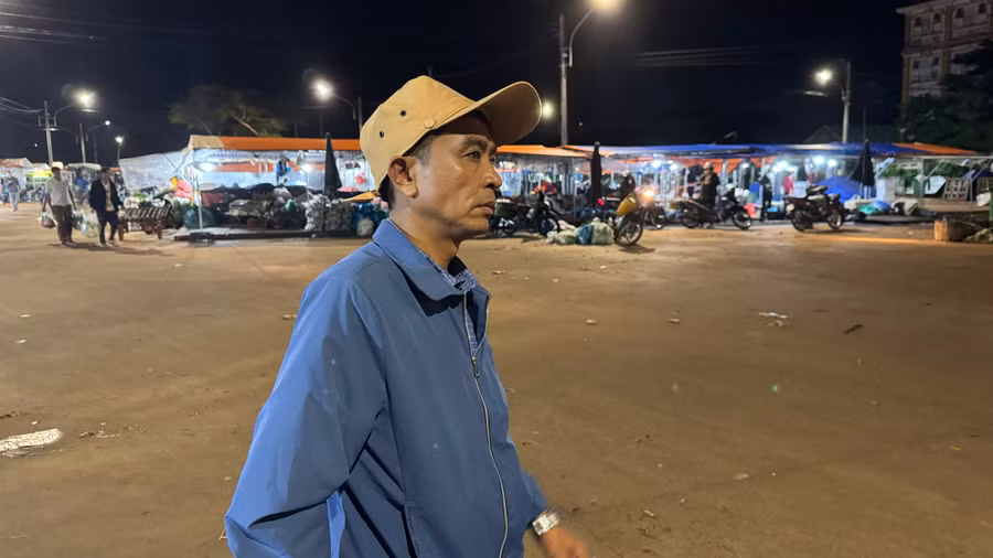 Ông Nguyễn Đức Toàn-nhân viên quản lý khu chợ tạm tại phường Ia Kinh (TP. Pleiku) đã nhiệt tình tìm kiếm và kết nối giúp khách hàng nhận lại chiếc điện thoại bị đánh rơi. Ảnh: Thảo Nhi