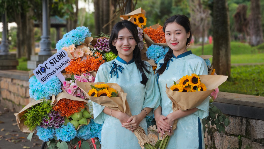 Các bạn trẻ rạng rỡ bên chiếc xe hoa “Mùa thu Pleiku&quot;. Ảnh: Ngọc Duy