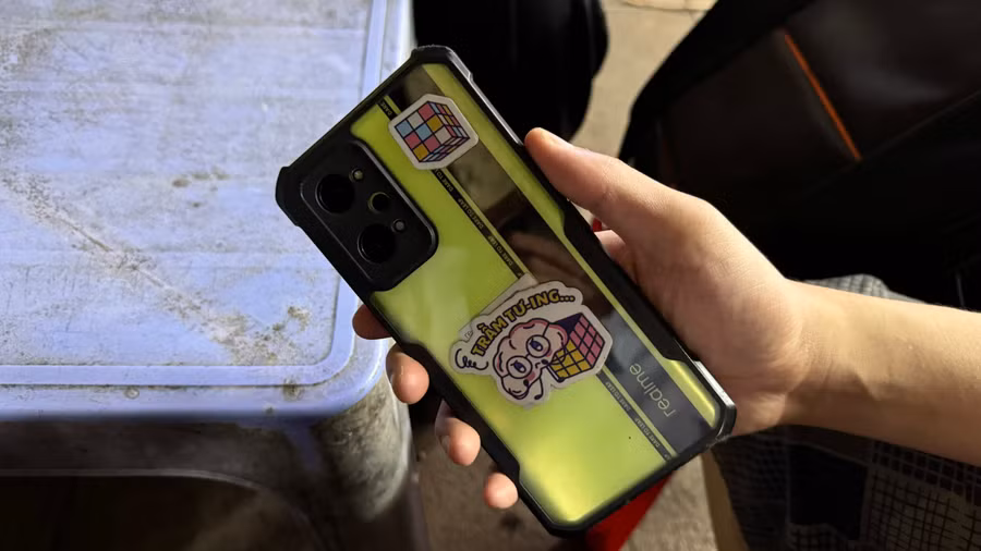 Chiếc điện thoại Realme GT NEO 2 5G màu xanh lá của anh K. đánh rơi. Ảnh: Thảo Nhi