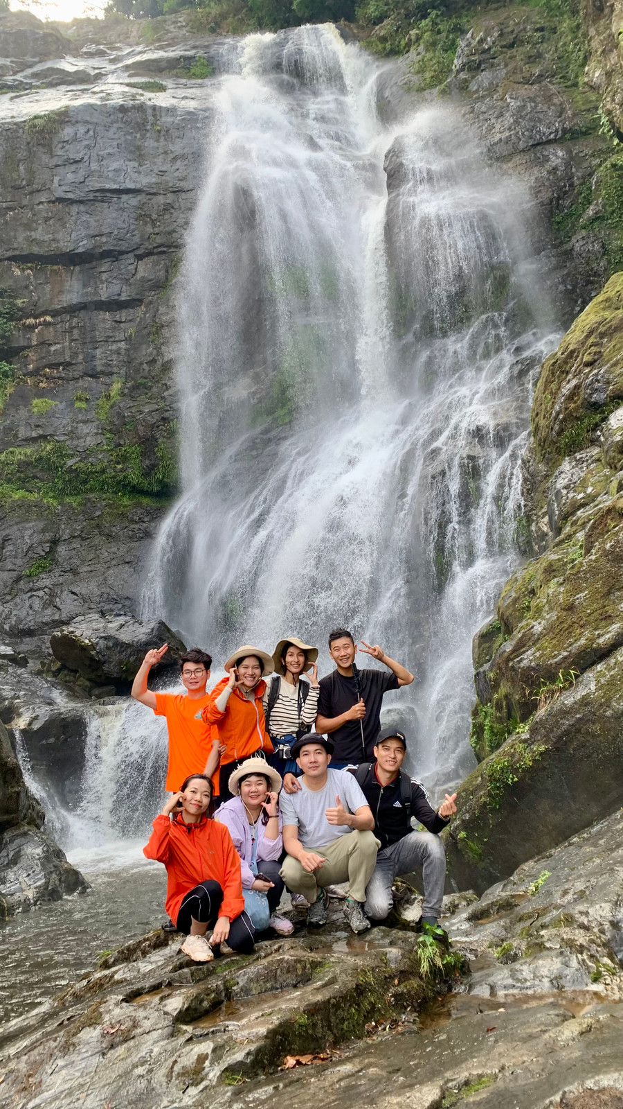 Tác giả (áo sọc trắng đứng) chụp ảnh lưu niệm cùng các thành viên đoàn trekking tại thác Siu Puông. Ảnh: T.N Tác giả (áo sọc trắng đứng) chụp ảnh lưu niệm cùng các thành viên đoàn trekking tại thác Siu Puông. Ảnh: T.N