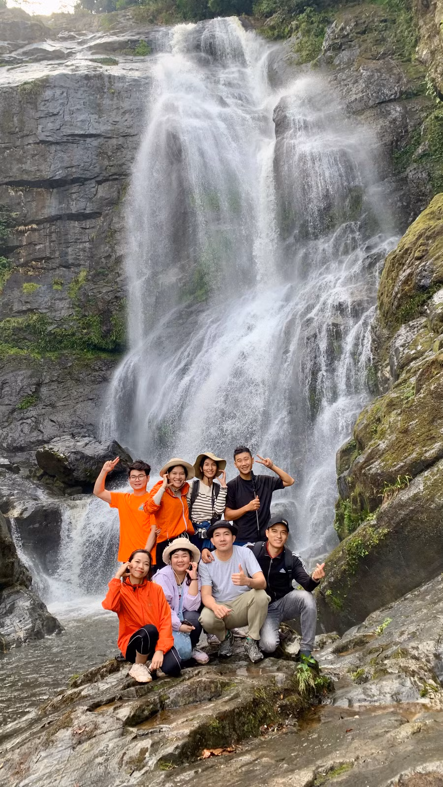 Tác giả (áo sọc trắng đứng) chụp ảnh lưu niệm cùng các thành viên đoàn trekking tại thác Siu Puông. Ảnh: T.N