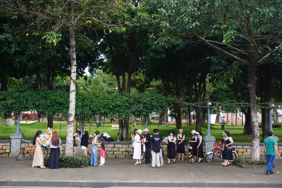 Xe hoa “Mùa thu Pleiku" trước Bảo Tàng tỉnh Gia Lai thu hút đông đảo các bạn trẻ. Ảnh: Thảo Nhi Xe hoa “Mùa thu Pleiku" trước Bảo Tàng tỉnh Gia Lai thu hút đông đảo các bạn trẻ. Ảnh: Thảo Nhi