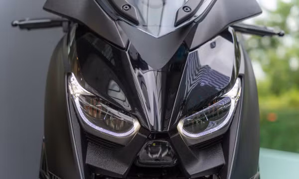Phần đầu xe Yamaha XMAX 300 gây ấn tượng ngay từ cái nhìn đầu tiên với thiết kế hầm hố, cuốn hút. (Nguồn: Yamaha)