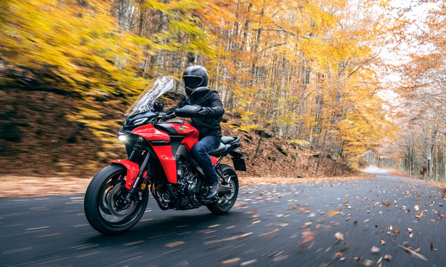 Tư thế ngồi thoải mái của Tracer 9. (Nguồn: Motocycle Tracer 9)