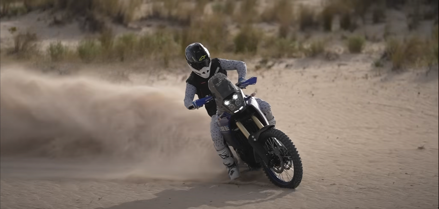 Tenere cực ngầu trên địa hình cát (Nguồn: Adam Riemann) Tenere cực ngầu trên địa hình cát (Nguồn: Adam Riemann)