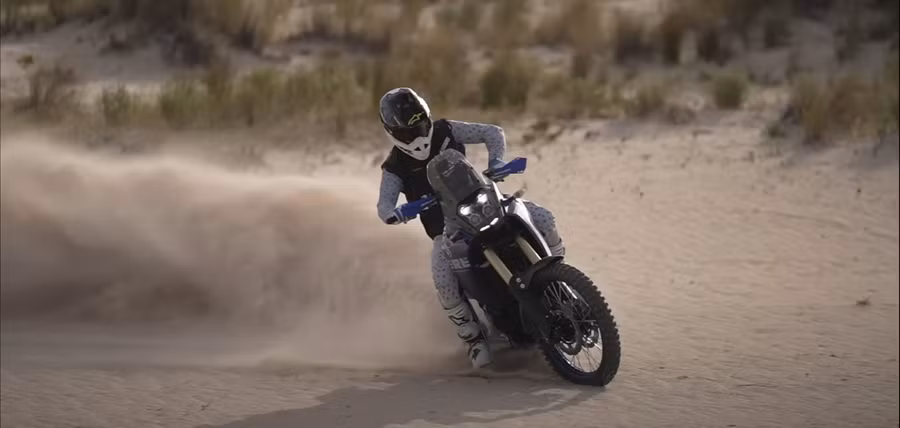 Tenere cực ngầu trên địa hình cát (Nguồn: Adam Riemann)