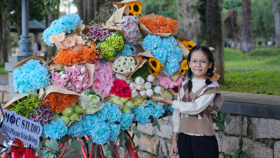 Xe hoa &quot;Mùa thu Pleiku&quot; cũng thu hút các em nhỏ đến check-in. Ảnh: Ngọc Duy