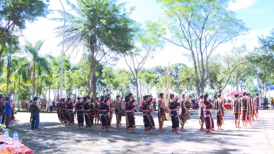 Nhiều đội cồng chiêng của huyện đã được đưa đi biểu diễn tại các sự kiện văn hóa lớn trong và ngoài tỉnh nhằm quảng bá cũng như gìn giữ, phát huy giá trị văn hóa cồng chiêng.