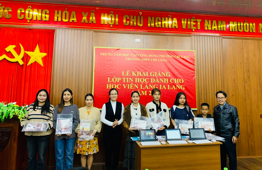 UBND phường tặng 30 phần quà để hỗ trợ các học viên trong quá trình tham gia học tập. Ảnh: Nhật Hào UBND phường tặng 30 phần quà để hỗ trợ các học viên trong quá trình tham gia học tập. Ảnh: Nhật Hào