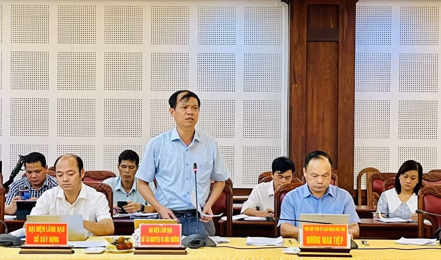 Phó Giám đốc Sở Tài nguyên và Môi trường giải trình một số nội dung về các bất cập trong công tác quản lý, bảo vệ khoáng sản trên địa bàn tỉnh. Ảnh: Nhật Hào