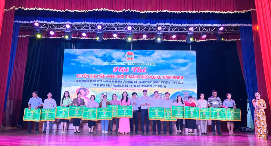 Ban tổ chức trao giải cho các đội tham gia Hội thi. Ảnh: Nhật Hào Ban tổ chức trao giải cho các đội tham gia Hội thi. Ảnh: Nhật Hào