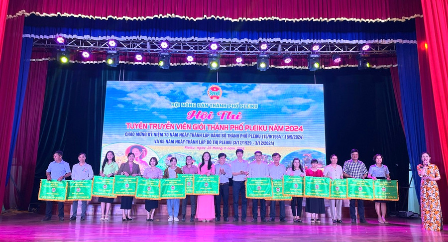 Ban tổ chức trao giải cho các đội tham gia Hội thi. Ảnh: Nhật Hào