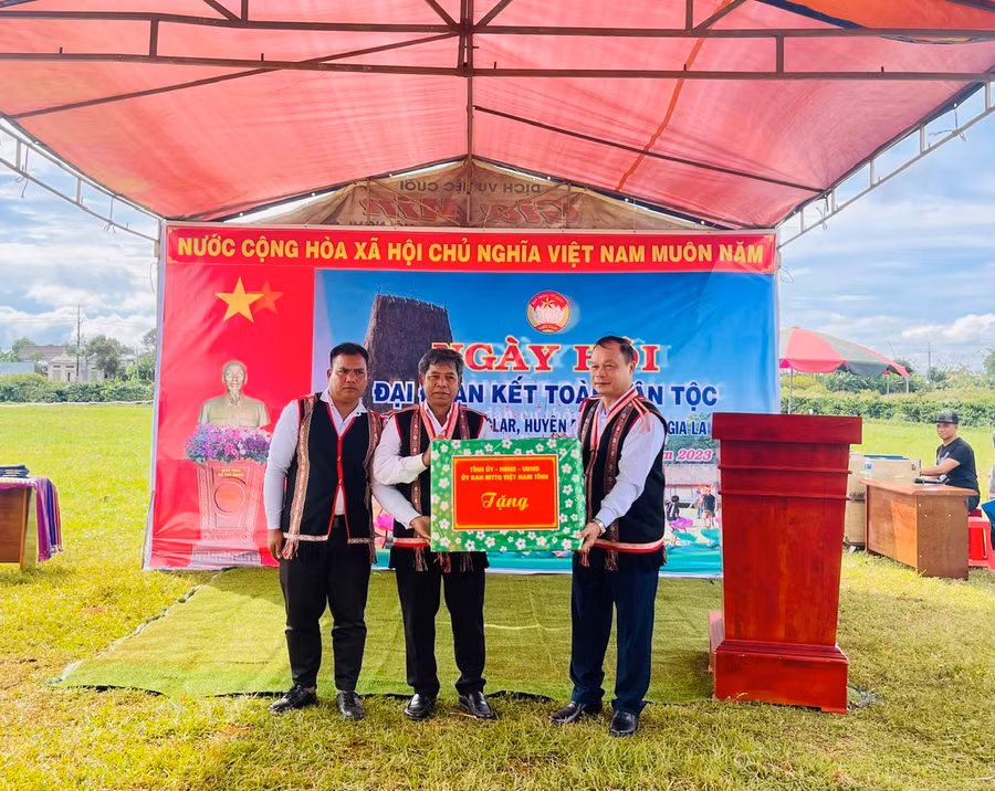 Thay mặt Tỉnh ủy, HĐND, UBND, Ủy ban MTTQ Việt Nam tỉnh, đồng chí Dương Mah Tiệp đã tặng 1 phần quà cho cán bộ và nhân dân thôn Dôr 2. Ảnh: Nhật Hào