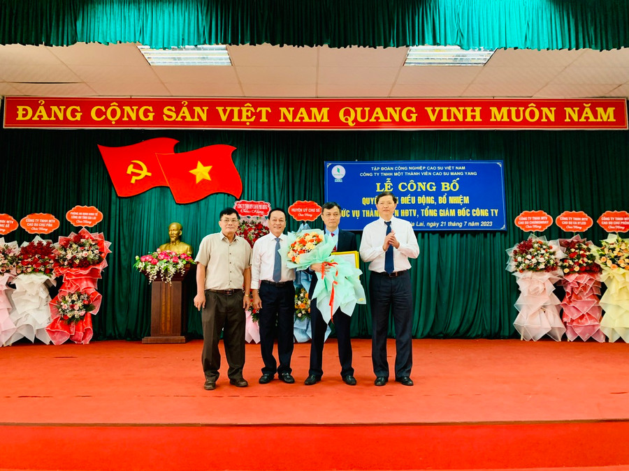 Lãnh đạo Tập đoàn Công nghiệp cao su Việt Nam và Công ty TNHH một thành viên Cao su Mang Yang trao các quyết định bổ nhiệm cho ông Trương Văn Hội. Ảnh: Hồng Thương