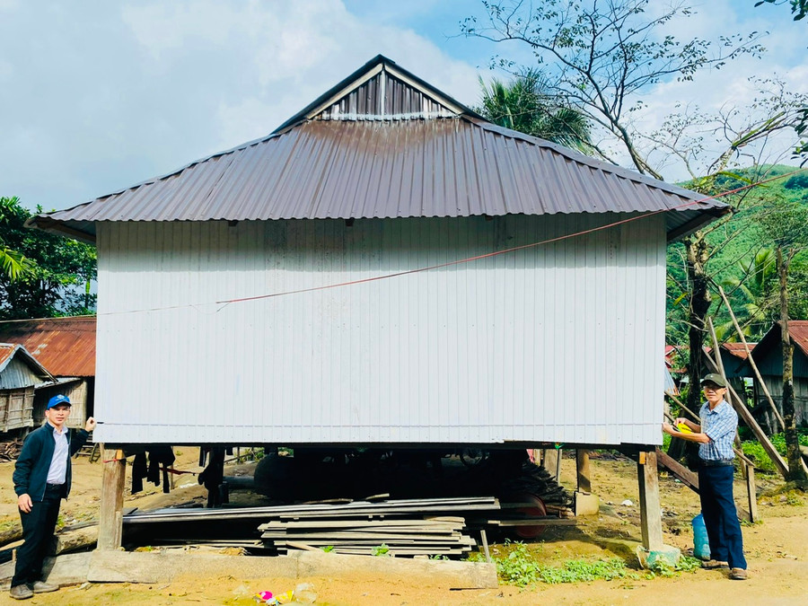 Đoàn kiểm tra diện tích nhà xây mới cho hộ nghèo. Ảnh: Anh Tú Đoàn kiểm tra diện tích nhà xây mới cho hộ nghèo. Ảnh: Anh Tú