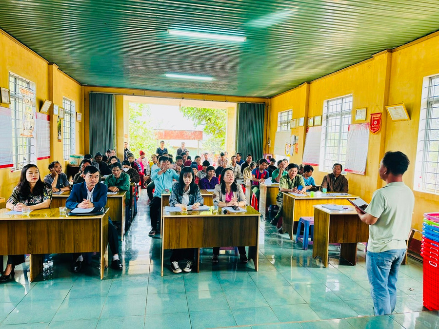 Tại các thôn, làng, Phòng Tài nguyên và Môi trường huyện đã phối hợp tuyên truyền nâng cao ý thức bảo vệ môi trường cho người dân trên địa bàn. Ảnh: Nhật Hào