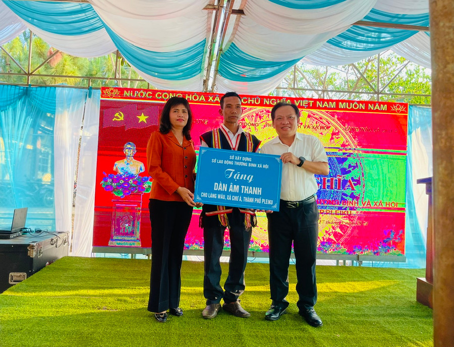 Tại buổi lễ, Sở Xây dựng và Sở Lao động-Thương binh và xã hội đã tặng làng Wâu dàn âm thanh phục vụ cho công tác tuyên truyền. Ảnh: Nhật Hào