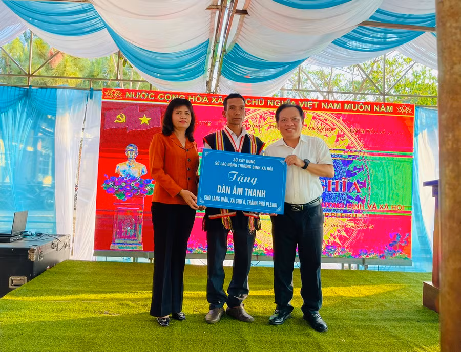 Tại buổi lễ, Sở Xây dựng và Sở Lao động-Thương binh và xã hội đã tặng làng Wâu dàn âm thanh phục vụ cho công tác tuyên truyền. Ảnh: Nhật Hào