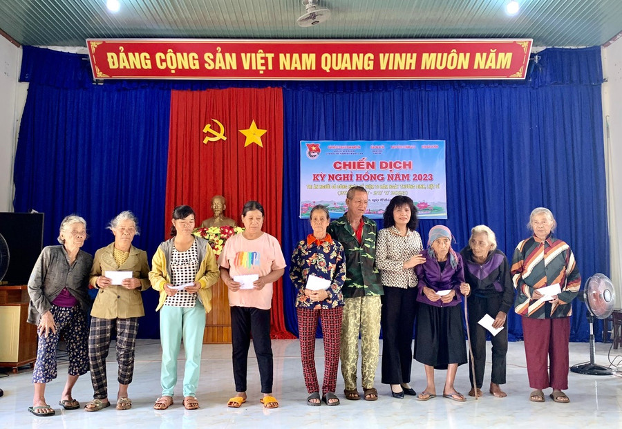 Nhân dịp này, cá nhân Giám đốc Sở Lao động-Thương binh và Xã hội tỉnh Gia Lai đã tặng 10 suất quà cho người có công với cách mạng. Ảnh: Nhật Hào Nhân dịp này, cá nhân Giám đốc Sở Lao động-Thương binh và Xã hội tỉnh Gia Lai đã tặng 10 suất quà cho người có công với cách mạng. Ảnh: Nhật Hào