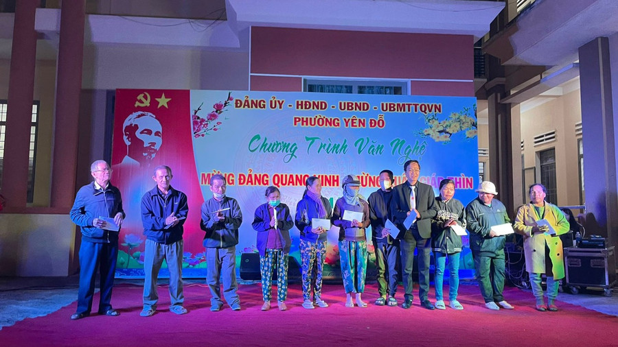 Dịp này, Đoàn thanh niên phường đã tặng 12 phần quà cho các gia đình khó khăn trên địa bàn. Ảnh: Nhật Hào. Dịp này, Đoàn thanh niên phường đã tặng 12 phần quà cho các gia đình khó khăn trên địa bàn. Ảnh: Nhật Hào.