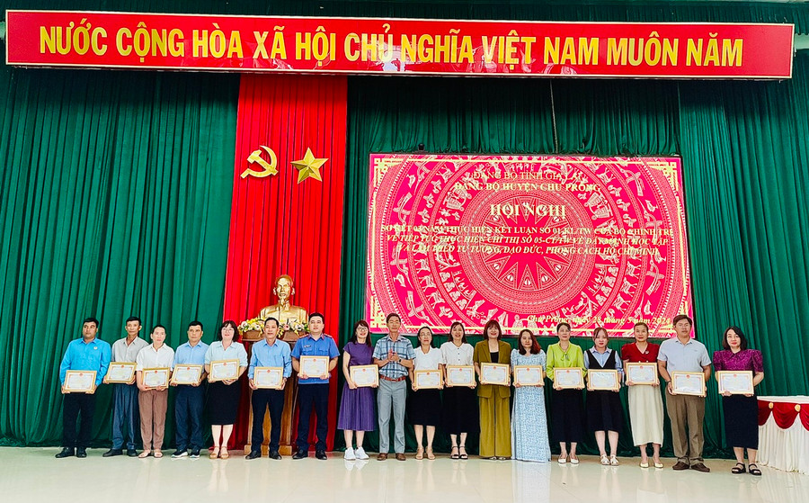 Chủ tịch UBND huyện Vũ Đình Hạnh tặng giấy khen cho các cá nhân có thành tích xuất sắc trong học tập và làm theo gương Bác. Ảnh: Nhật Hào Chủ tịch UBND huyện Vũ Đình Hạnh tặng giấy khen cho các cá nhân có thành tích xuất sắc trong học tập và làm theo gương Bác. Ảnh: Nhật Hào