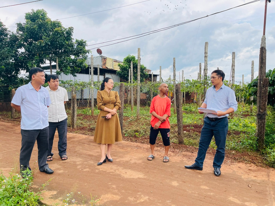 Đoàn đã kiểm tra thực tế hoàn cảnh hộ nghèo Trần Thị Xuyến (thôn Đồng Tâm, xã Biển Hồ). Ảnh: Nhật Hào