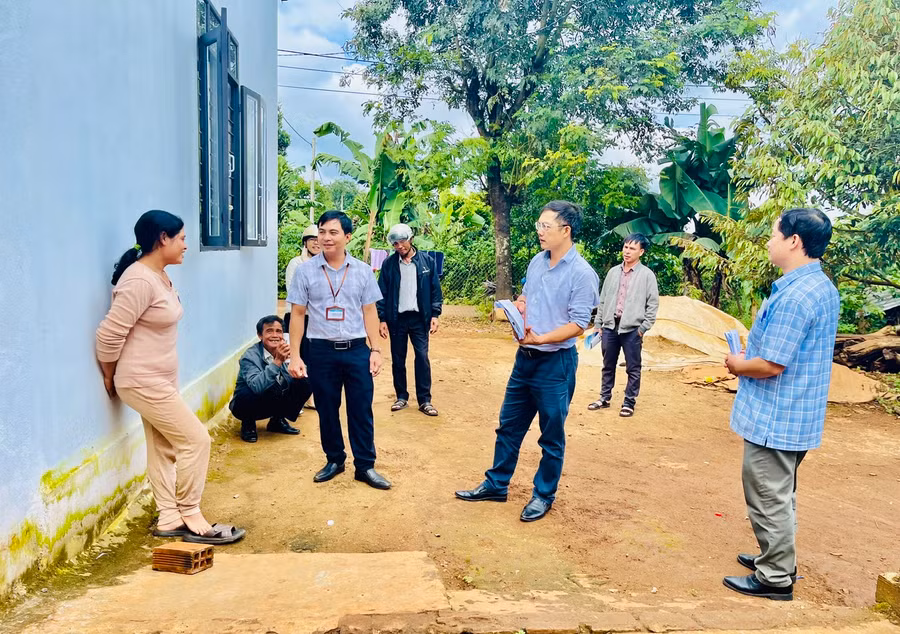 Đoàn đã đi thực tế kiểm tra hoàn cảnh của các gia đình hộ nghèo, cận nghèo, mới thoát nghèo.. Ảnh: Nhật Hào