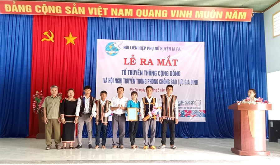 Lễ ra mắt Tổ truyền thông cộng đồng thôn 3, xã Pờ Tó. Ảnh: Nhật Hào