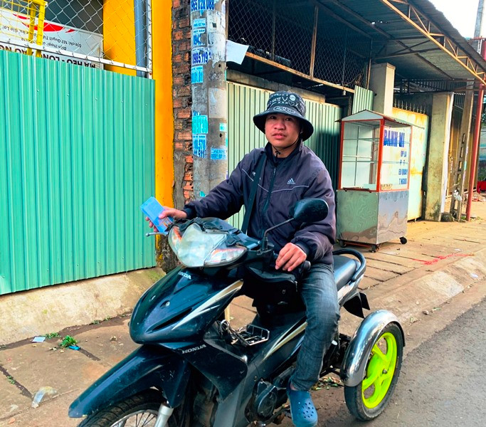 Vì hoàn cảnh khó khăn, anh Tốt chọn ở lại Pleiku mưu sinh trong ngày Tết. Ảnh: Nhật Hào