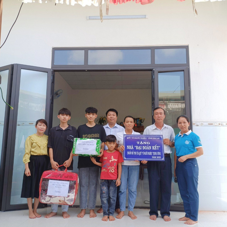 Ủy ban MTTQ Việt Nam huyện Chư Prông đã phối hợp với các ban, ngành và các Mạnh Thường Quân xây nhà "Đại đoàn kết" cho các hộ nghèo. Ủy ban MTTQ Việt Nam huyện Chư Prông đã phối hợp với các ban, ngành và các Mạnh Thường Quân xây nhà "Đại đoàn kết" cho các hộ nghèo.