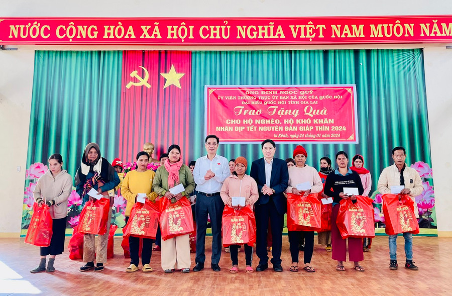 Ông Đinh Ngọc Quý trao các suất quà cho người nghèo. Ảnh: Nhật Hào