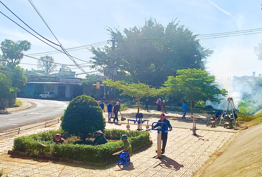Người dân tổ 5 (phường Thống Nhất) tham gia dọn dẹp vệ sinh khu vực công cộng để đón Tết nguyên đán. Ảnh: Nhật Hào. Người dân tổ 5 (phường Thống Nhất) tham gia dọn dẹp vệ sinh khu vực công cộng để đón Tết nguyên đán. Ảnh: Nhật Hào.