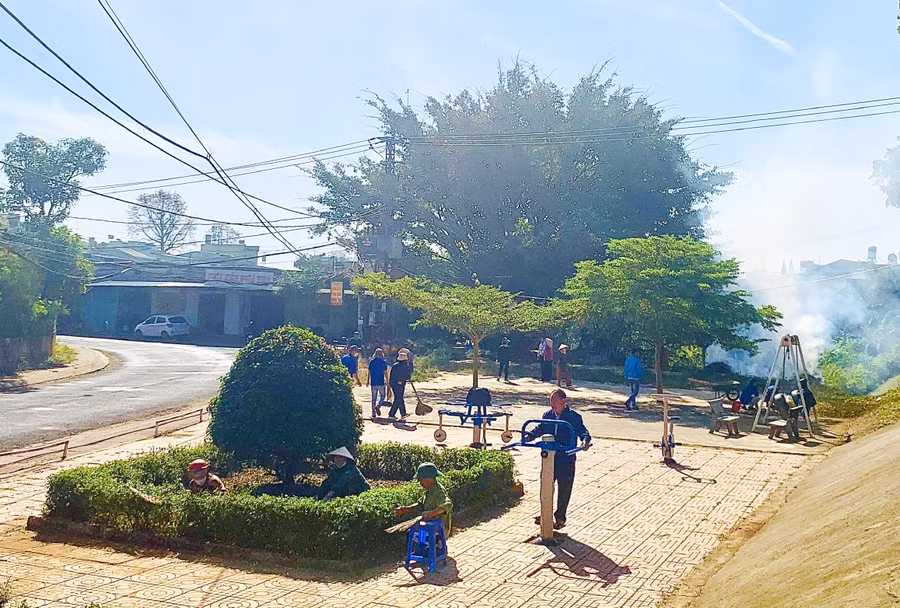 Người dân tổ 5 (phường Thống Nhất) tham gia dọn dẹp vệ sinh khu vực công cộng để đón Tết nguyên đán. Ảnh: Nhật Hào. Người dân tổ 5 (phường Thống Nhất) tham gia dọn dẹp vệ sinh khu vực công cộng để đón Tết nguyên đán. Ảnh: Nhật Hào.