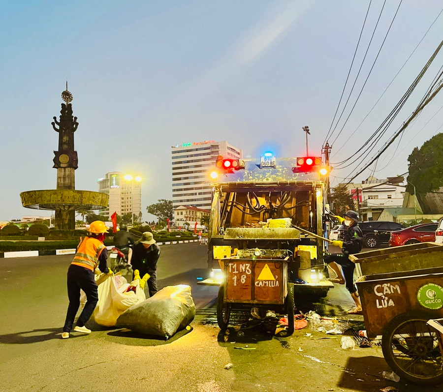 Các công nhân vệ sinh môi trường phải làm việc gấp gáp hơn trong ngày 30 Tết. Ảnh: Nhật Hào Các công nhân vệ sinh môi trường phải làm việc gấp gáp hơn trong ngày 30 Tết. Ảnh: Nhật Hào