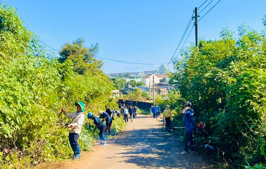 Hai đơn vị đã phối hợp dọn dẹp vệ sinh tại tuyến đường Nguyễn Bá Ngọc. Ảnh: Nhật Hào