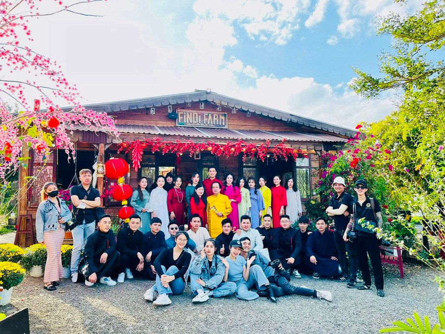 Nhu cầu chụp hình của người dân tăng cao giúp cho các thợ chụp hình có thêm nguồn thu đáng kể khi Tết đến xuân về. Ảnh: Nguyễn Cảnh Anh Phúc