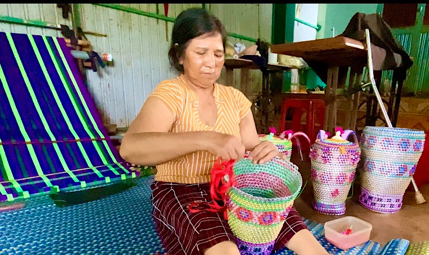 Bị khuyết tật vận động từ nhỏ, đôi chân queo quắp không thể đi lại được nhưng bà Rơ Mah Vo (làng Ghè, xã Ia Dơk, huyện Đức Cơ) lại có đôi bàn tay khéo léo. Bên cạnh dệt thổ cẩm giỏi, bà còn có tài đan những chiếc gùi, giỏ xách truyền thống từ những nắp lon bia để sử dụng và tặng người thân trong gia đình. Bị khuyết tật vận động từ nhỏ, đôi chân queo quắp không thể đi lại được nhưng bà Rơ Mah Vo (làng Ghè, xã Ia Dơk, huyện Đức Cơ) lại có đôi bàn tay khéo léo. Bên cạnh dệt thổ cẩm giỏi, bà còn có tài đan những chiếc gùi, giỏ xách truyền thống từ những nắp lon bia để sử dụng và tặng người thân trong gia đình.