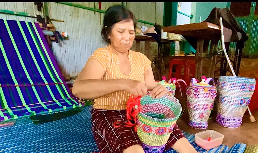 Bị khuyết tật vận động từ nhỏ, đôi chân queo quắp không thể đi lại được nhưng bà Rơ Mah Vo (làng Ghè, xã Ia Dơk, huyện Đức Cơ) lại có đôi bàn tay khéo léo. Bên cạnh dệt thổ cẩm giỏi, bà còn có tài đan những chiếc gùi, giỏ xách truyền thống từ những nắp lon bia để sử dụng và tặng người thân trong gia đình.