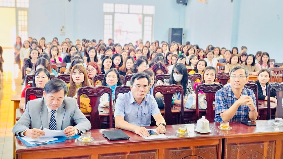 Các đại biểu và thí sinh dự buổi lễ khai mạc. Ảnh: Nhật Hào