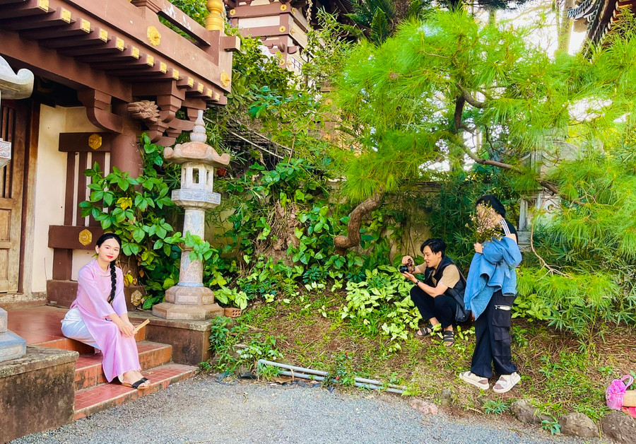 Nhu cầu chụp hình trước thềm năm mới tăng cao khiến cho các thợ chụp hình dạo tại TP. Pleiku trở nên bận rộn hơn. Ảnh: Nhật Hào