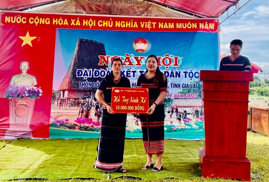 Ủy ban MTTQ Việt Nam xã Glar hỗ trợ sinh kế cho 1 hộ nghèo thôn Dôr 2. Ảnh: Nhật Hào Ủy ban MTTQ Việt Nam xã Glar hỗ trợ sinh kế cho 1 hộ nghèo thôn Dôr 2. Ảnh: Nhật Hào