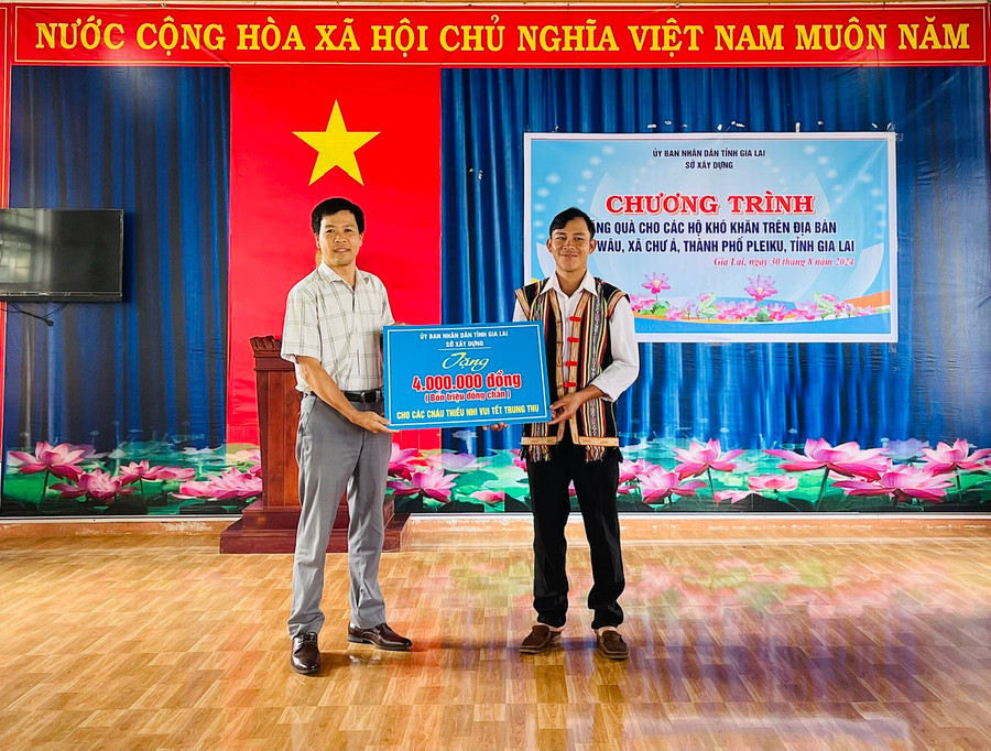 Nhân dịp này, Công đoàn cơ sở Sở Xây dựng cũng đã hỗ trợ làng 4 triệu đồng để tổ chức Tết Trung thu cho trẻ em trên địa bàn. Ảnh: Nhật Hào