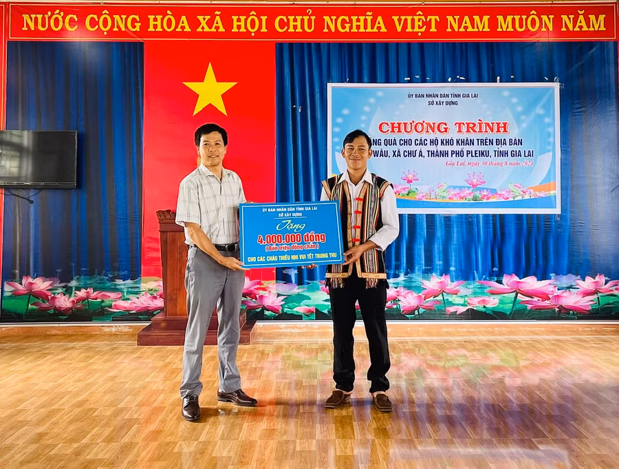 Nhân dịp này, Công đoàn cơ sở Sở Xây dựng cũng đã hỗ trợ làng 4 triệu đồng để tổ chức Tết Trung thu cho trẻ em trên địa bàn. Ảnh: Nhật Hào