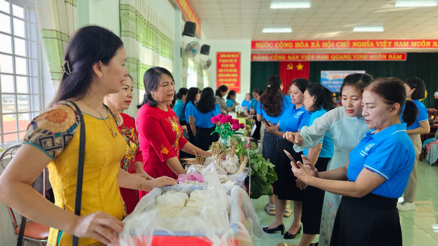 Một số Hội LHPN xã, phường tổ chức các gian hàng nông sản thanh toán bằng hình thức quét mã QR không dùng tiền mặt để thay đổi thói quen không dùng tiền mặt khi đi chợ cho hội viên. Ảnh: Vũ Thảo Một số Hội LHPN xã, phường tổ chức các gian hàng nông sản thanh toán bằng hình thức quét mã QR không dùng tiền mặt để thay đổi thói quen không dùng tiền mặt khi đi chợ cho hội viên. Ảnh: Vũ Thảo