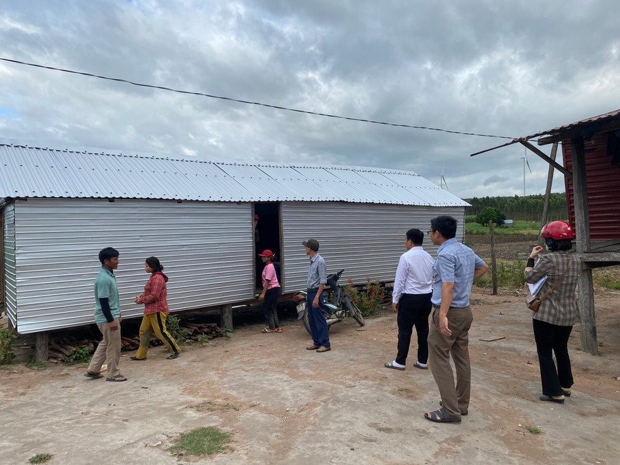 Đoàn đã đi kiểm tra thực tế 54 căn nhà được hỗ trợ xây mới, sửa chữa tại 2 xã. Ảnh: Vinh Quang Đoàn đã đi kiểm tra thực tế 54 căn nhà được hỗ trợ xây mới, sửa chữa tại 2 xã. Ảnh: Vinh Quang